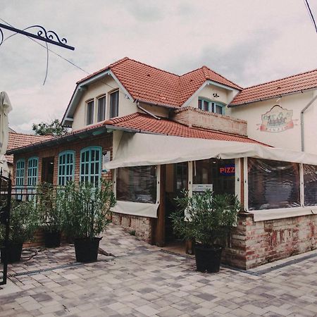 Oetoesfogat Panzio Bed & Breakfast Siofok Ngoại thất bức ảnh