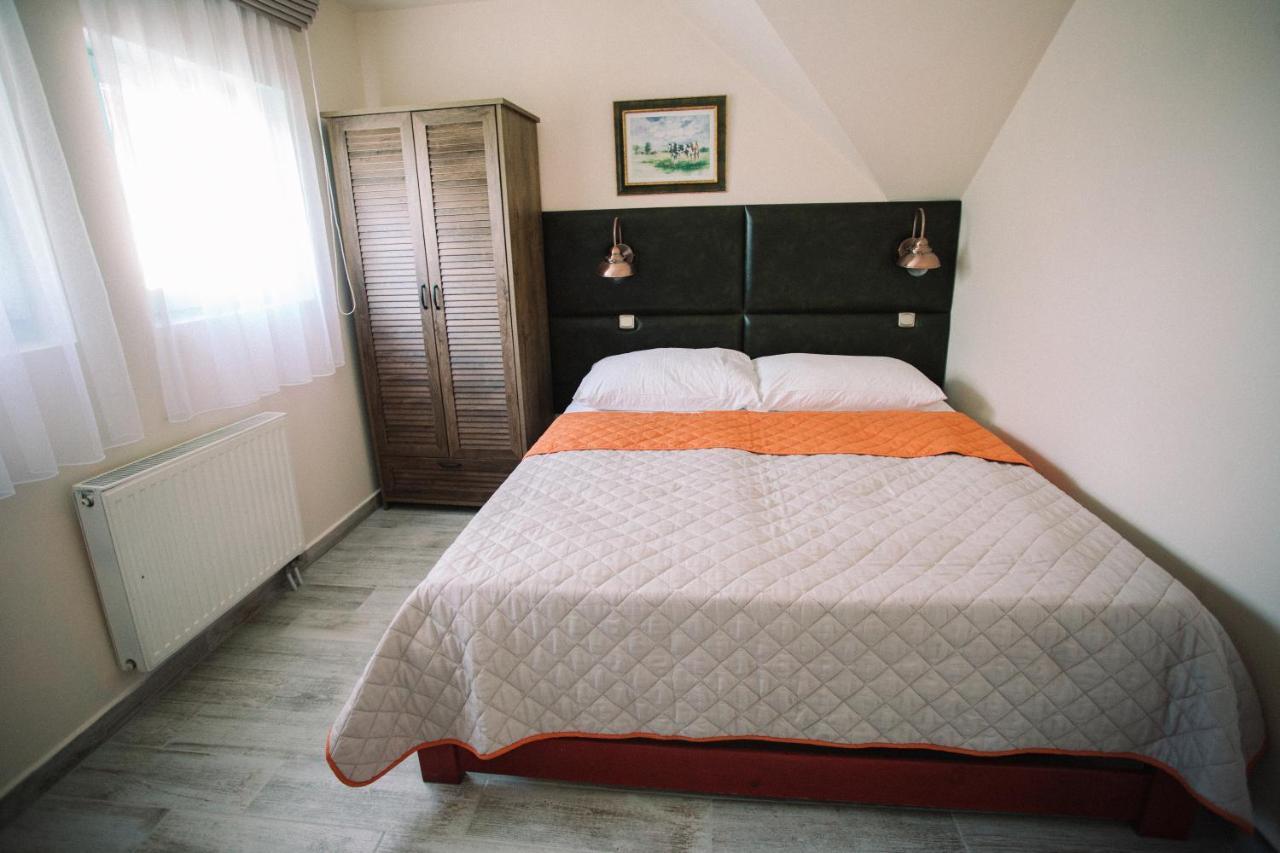 Oetoesfogat Panzio Bed & Breakfast Siofok Ngoại thất bức ảnh